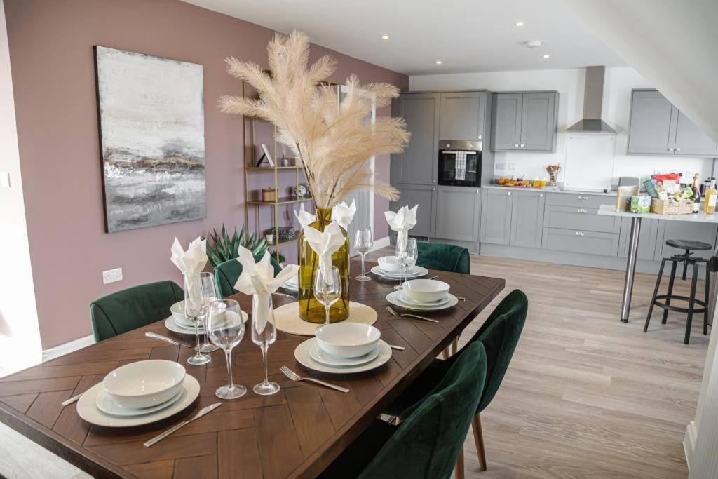 Bournecoast - Stylish Flat With Balcony - Sea Views - 10 Min Walk To Beach - Parking - Wifi - Fm8407 Bournemouth Exterior foto